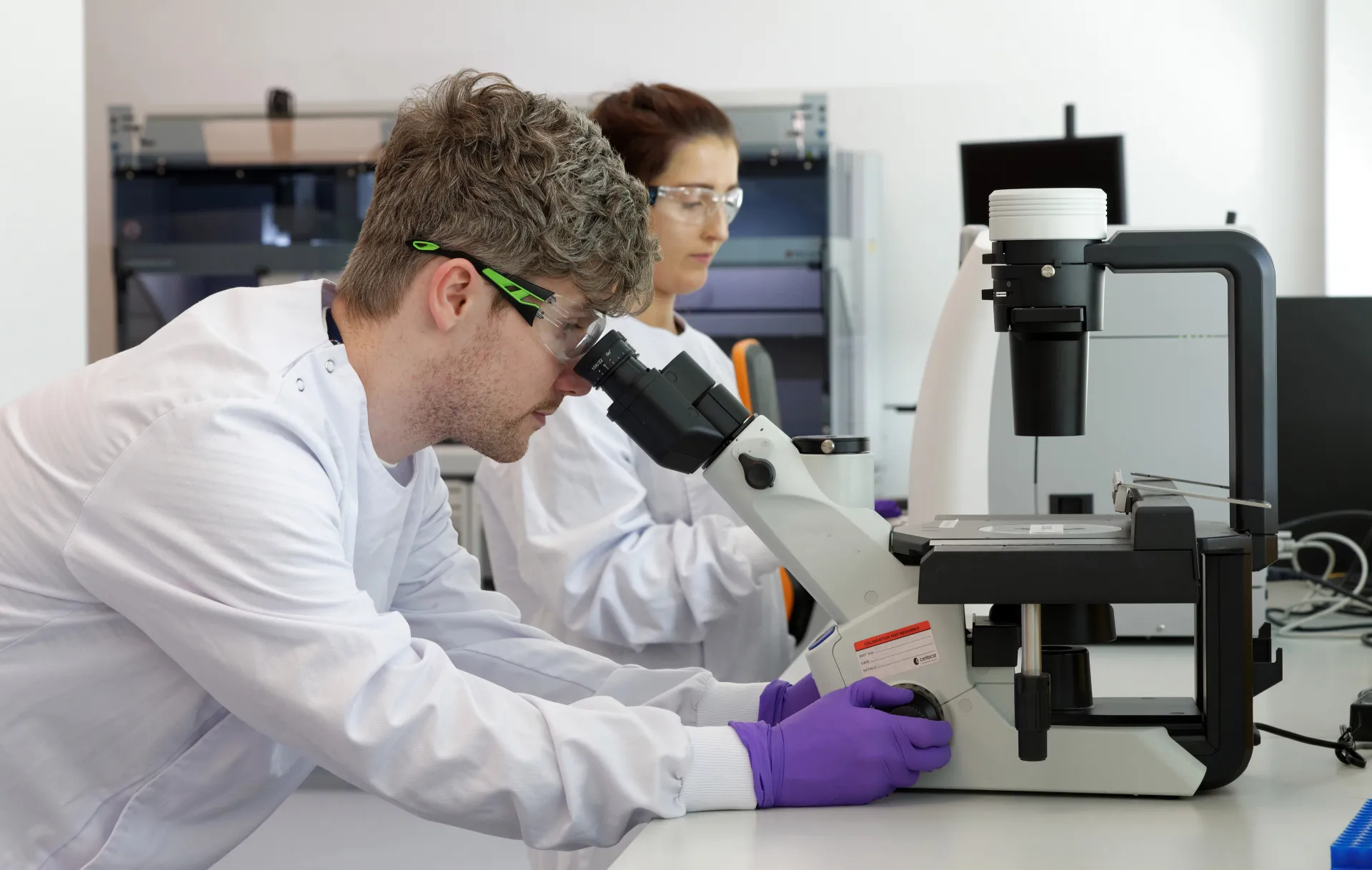 JJ_Photo_Scientist-using-a-microscope-in-lab_IM_1Star.jpg