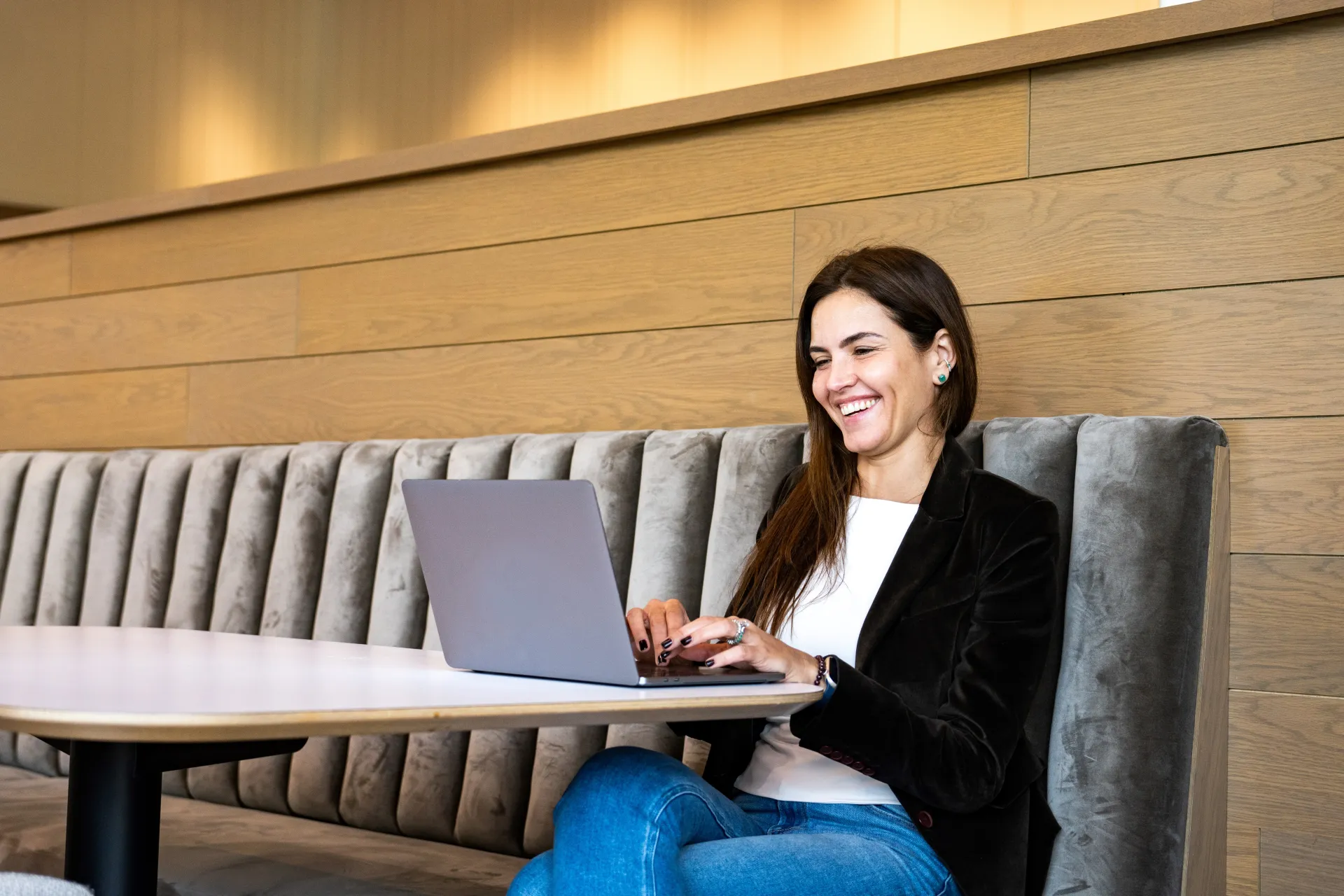 resize-JJ_Photo_Woman-in-virtual-meeting-at-office_JJ_2Star.jpg